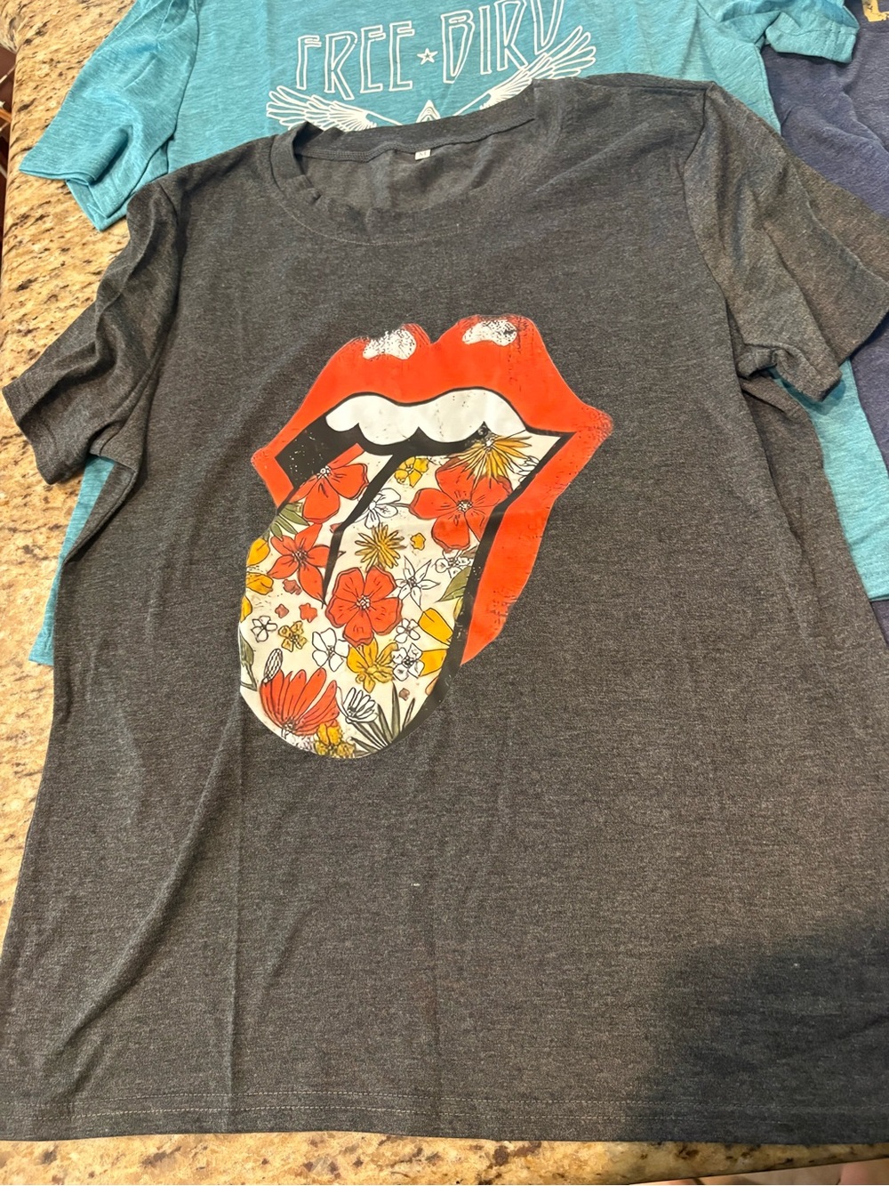 Set of 4 women’s graphic tees - Picture 12 of 16